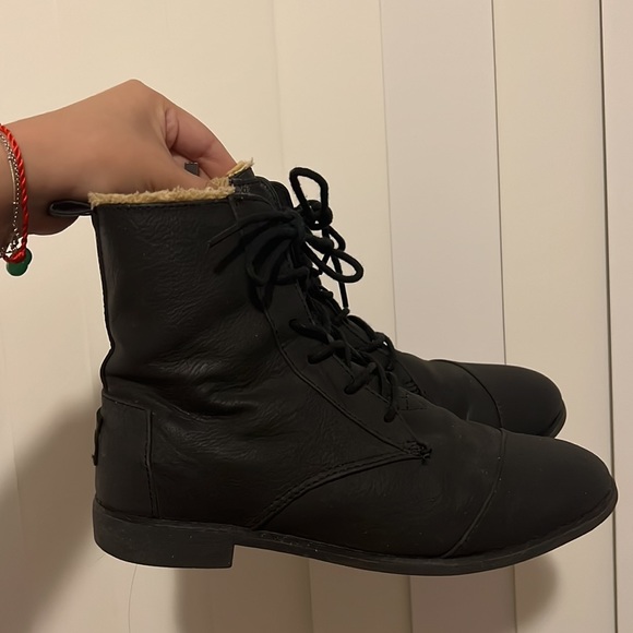 Toms Boots with Shearling - Picture 2 of 10